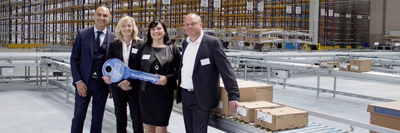 Hakan Bicil, CEO Imperial Logistics International, Astrid Lühring, Mitglied der Geschäftsführung Volkswagen-Konzernlogistik, Beatrice Liedtke, Site Manager Wilhelmshaven, Imperial Logistics International, und Frank Leweling, Head of Project Management BTS, Panattoni Europe (v. l.) bei der Eröffnung des neuen Verpackungszentrums.