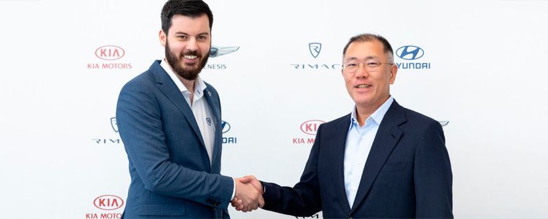 Mate Rimac, Gründer und CEO von Rimac Automobili (l.), und Euisun Chung, Executive Vice Chairman der Hyundai Motor Group, besiegeln den Vertrag.