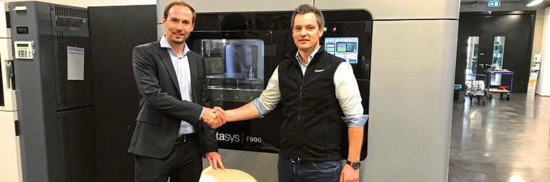 André Bialoscek, Head of Vehicle Physical Integration Hennigsdorf, Bombardier, mit einem 3D-gedruckten Luftkanal, gemeinsam mit Dominik Müller, Strategic Account Manager bei Stratasys