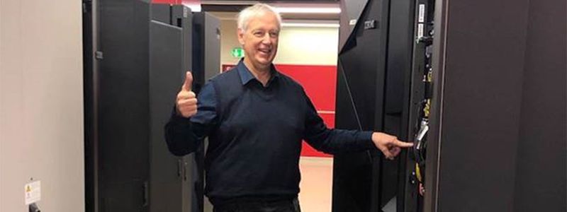 Ein historischer Moment: Werner Pfäffli schaltet im April 2019 den Mainframe von Swisscom in Bern aus. Die Großrechnerepoche bei dem Telekommunikationsdienstleiter ist beendet.