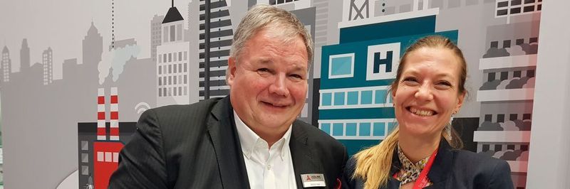Sichtlich Spaß am Gespräch hatten Achim Apel von ADLink und Julia Moßner von Industry of Things.