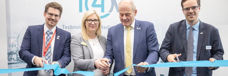 Jonas Frey, Projekt Manager Swiss MedTech, Tanja Wendling, Projektleiterin der T4M, Ulrich Kromer von Baerle, Geschäftsführer und Sprecher der Messe Stuttgart und Niklas Kuczaty, Geschäftsführer VDMA Arbeitsgemeinschaft Medizintechnik (v.l.n.r.) eröffnen die erste T4M – Technology for Medical Devices in Stuttgart.