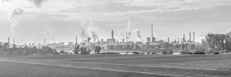 Die Manager deutscher Chemieunternehmen setzen auf Kreislaufwirtschaft, CO2-Reduzierung, Effizienzmaßnahmen und fordern von der Politik die passenden Rahmenbedingungen.