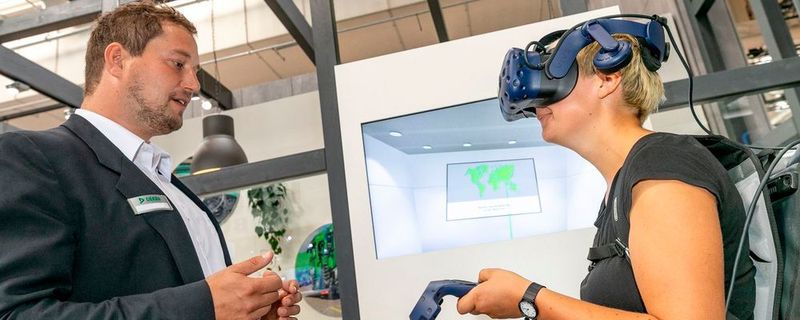 Dekra will eine Virtual-Reality-Brille präsentieren, mit der mögliche Prüfszenarien durchgespielt werden können.