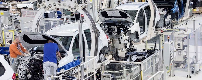 Laut einem Bericht will Volkswagen aus Kostengründen ein Modell, das eigentlich in Emden gefertigt werden sollte, nun in Osteuropa bauen.