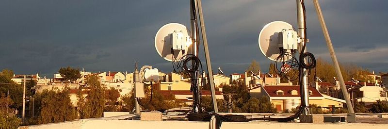 Mikrowellen-Richtfunk kann, wie Versuche zeigen, die Glasfaseranbindung von 5G ersetzen.