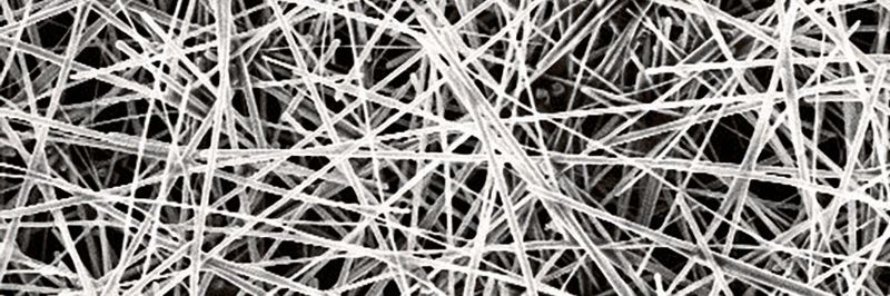 Ein Geflecht aus Silbernanodrähten bildet die flexible Elektronik. Die Drähte sind typischerweise 0,01 bis 0,02 mm lang und wenige Dutzend Nanometer dick.
