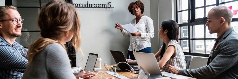 Social Selling beruht auf echten Kontakten zwischen Menschen, bei dem Experten Probleme für Ratsuchende in Interaktion lösen.