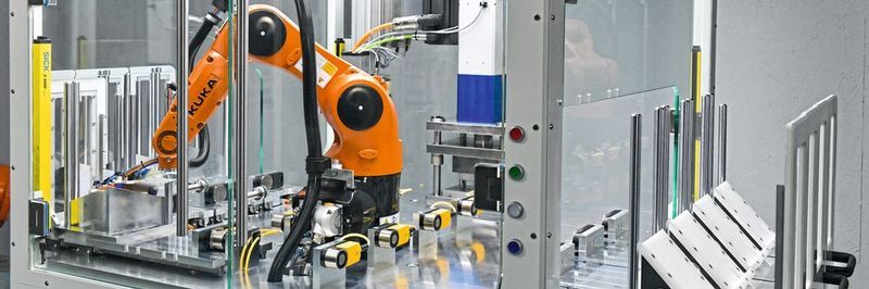 Dass auch kleinere Unternehmen vielfältige Potenziale für den Einsatz von Robotern bieten, zeigt das Beispiel einer standardisierten, kompakten Roboterzelle, die Jascha Roh-mann und sein Team entwickelt haben. Die Zelle ist darauf ausgelegt, den Biegevorgang von Blechteilen zu automatisieren.