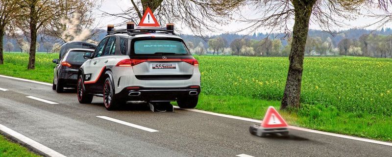 Das Experimental-Sicherheitsfahrzeug 2019 enthält viele Sicherheitselemente; darunter ein Warndreieck, das auf Knopfdruck aus dem Unterboden fährt.