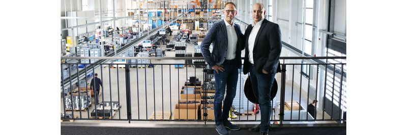 Mehr Platz zur Expansion: Michael Bleicher, Geschäftsführer, und Marco Kuhn, Vertriebsleiter bei bb-net, in der Produktionshalle des neuen Firmengebäudes.