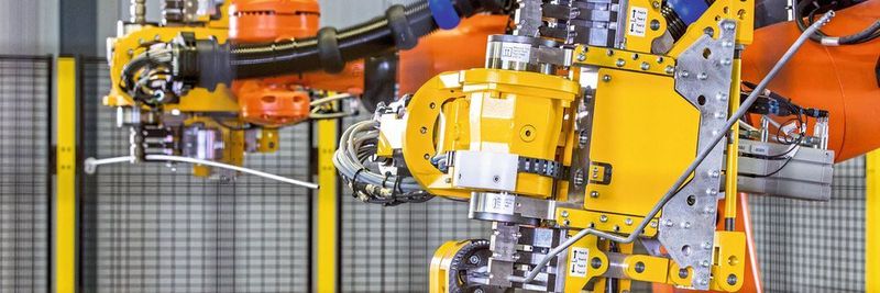 Transfluid-Biegezellen mit zwei Robotern biegen lange Rohre von beiden Seiten.