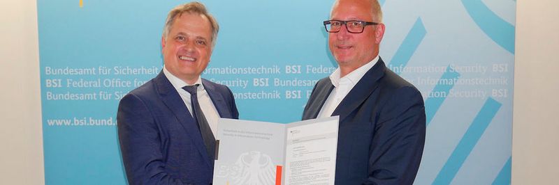(v. l.) Stephan Vanberg (Geschäftsführer der FP Mentana-Claimsoft GmbH) und Jörg Klingler (Vorsitzender der Geschäftsführung 2KS Cloud Services GmbH) halten die BSI-Zertifizierung in den Händen