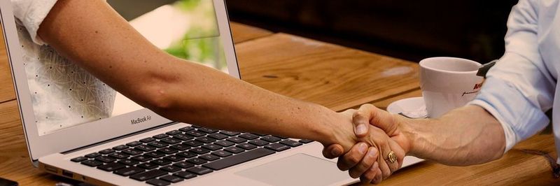 Externe Entwickler können bei Softwareprojekten in Start-ups durchaus eine Option sein.