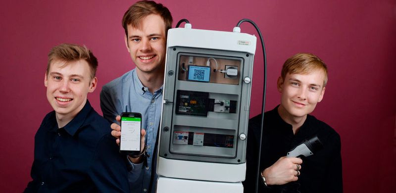 Moritz Kunst, Felix Ulonska und Leonard Sondermann (v.l.n.r.) aus Münster entwickeln ein cleveres Ladenetz für Elektroautos und erhielten dafür den VDE-Sonderpreis beim Jugend forscht Finale.