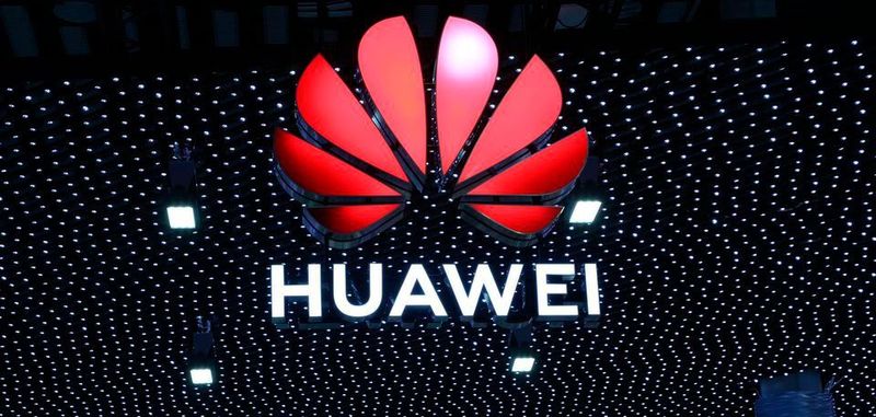 Logo am Stand Huaweis auf dem MWC 2019: Die Auswirkungen der Sanktionen gegen den chinesischen Konzern nehmen immer bedrohlicherer Züge an. Nun haben auch ARM und Microsoft wohl die Zusammenarbeit aufgekündigt.
