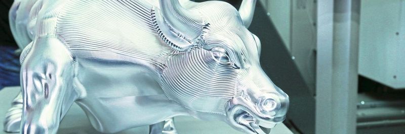Hingucker der Hermle Hausausstellung: Der Bulle wurde auf einem 5-Achs-BAZ C 650 aus einem Aluminiumblock von 600 kg aus dem Vollen gefräst. Die Herausforderung ist, den Rohling im Arbeitsraum der C 650 in zwei Achsen zu drehen und zu kollisionsfrei zu schwenken und zu bearbeiten.