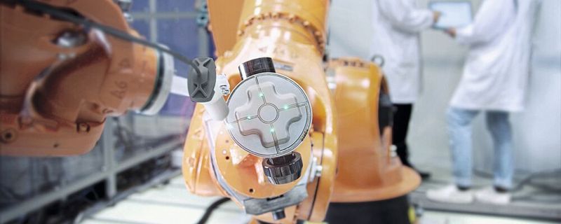 Ohne Leitung geht es auch: Hier druckt der Roboter eine Signalleiterbahn zur Ansteuerung von LEDs auf ein Blechteil.