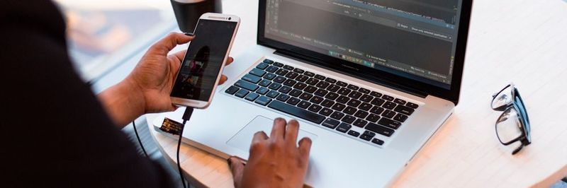Headless Commerce ermöglicht beispielsweise leichteren Handel über mobile Endgeräte.