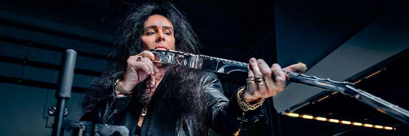 „Das Wichtigste für mich ist der Gitarrenhals," sagt Yngwie Malmsteen, der hier die Geradheit überprüft.