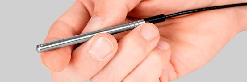 Vaisala führte die Feuchte- und Temperatursonde HMP9 im Miniaturformat für sich schnell ändernde Umgebungen ein. Sie eignet sich für Anwendungen wie die Einlassüberwachung in Trocknern, Luftaufbereitungsanlagen, Datenzentren, Prüfkammern und anderen Anwendungen zur Feuchtemessung, bei denen kein hoher Druck herrscht und die Temperatur unter 120 °C liegt.
