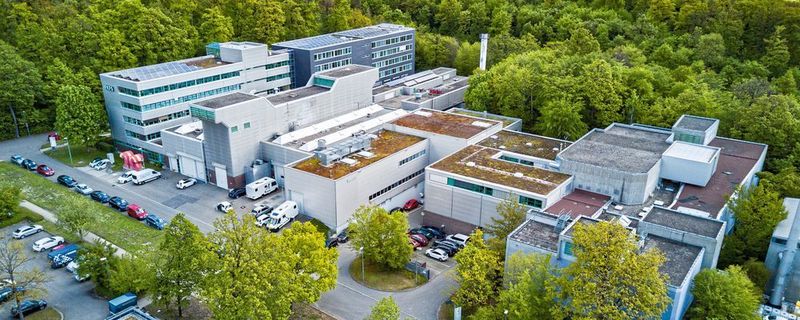 In der Bildmitte oben ist das neue Gebäude (dunkelgrau) des Forschungsinstituts für Kraftfahrwesen und Fahrzeugmotoren Stuttgart (FKFS) in Stuttgart zu erkennen.