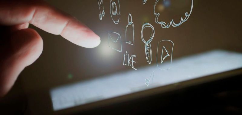 Mit Gesten sollen sich Smartphone & Co. noch einfacher bedienen lassen. Fraunhofer-Forscher haben dazu eine günstige Methode entwickelt, Abstände, Bewegungen und Gesten zu erfassen.