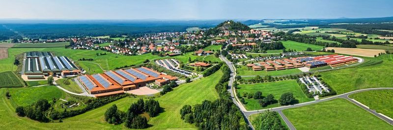 In Parkstein in der Oberpfalz schlägt das Herz des inhabergeführten Familienunternehmens Witron. Weltweit arbeiten über 3500 Mitarbeiter für den Intralogistikexperten (Stand: Ende 2018).