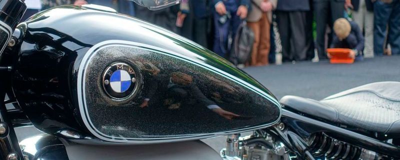 Die Tanklackierung erinnert an BMW-Motorräder längst vergangener Zeiten.