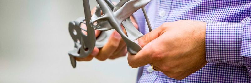 Für die Entwicklung einer Sitzhalterung legten die Konstrukteure bei GM zunächst die Einschränkungen fest. Die Software Autodesk Fusion 360 nutzt dann einen Algorithmus zur Analyse und Bewertung aller möglichen Design-Vorschläge.