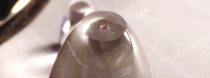 Ein Diamant auf einer parabolischen Lichtsammellinse ist der Hauptbestandteil des neuartigen Drehratensensors.