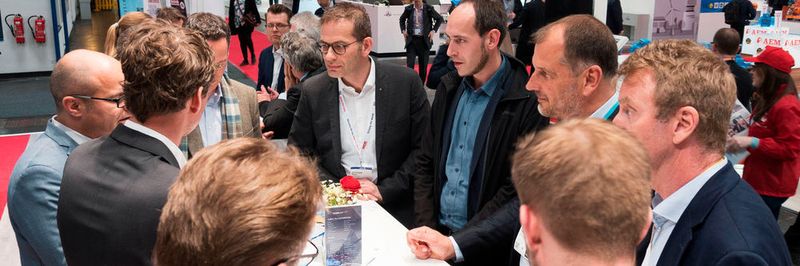 Die Runde v. l. n. r.: Peter Portner, Philipp Uhl, Reda Mostafa, Jan Rodig, Christoph Plass, Heinz Wilming, Larry Terwey, Jodok Schäffler und Sören Rose (mit dem Rücken zur Kamera).