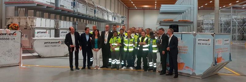 Jettainer hat sein neues Lademittel-Logistikzentrum, den sogenannten „JettHub“, feierlich eingeweiht.