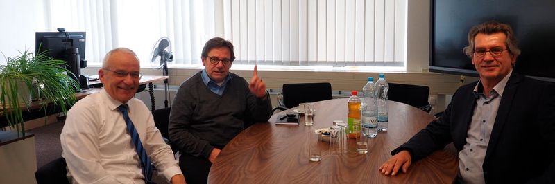 NRW-CIO Hartmut Beuß (links), IT-NRW-Präsident Hans-Josef Fischer (rechts) und Manfred Klein, eGovernment Computing