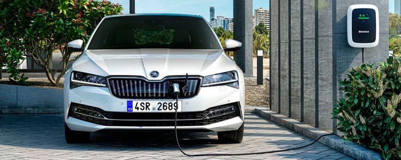 Mit dem Superb-Facelift startet Skoda zugleich seine Elektro-Submarke „iV“.