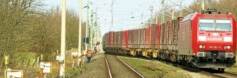 Um das Personal an der Schiene rechtzeitig vor herannahenden Zügen zu warnen, kommt ein Funkwarnsystem von Zöllner zum Einsatz.