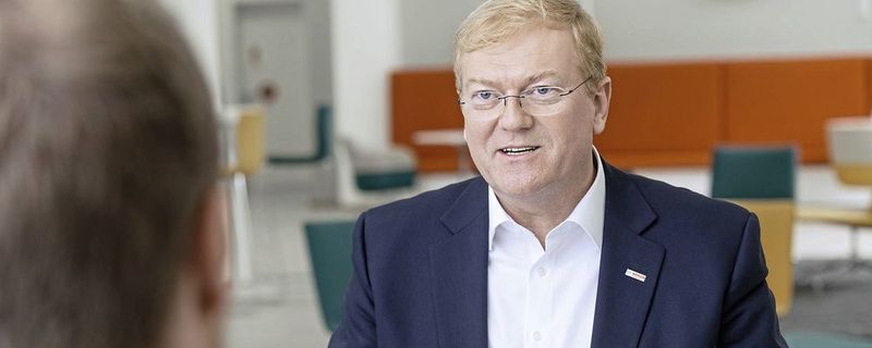 Bosch-Geschäftsführer Stefan Hartung: „Bosch hat ein Portfolio, das stark an der Motorentechnik hängt. Deshalb investieren wir auch sehr viel in neue Dinge, zum Beispiel auf den Gebieten automatisiertes Fahren, Elektrifizierung und personalisierte Mobilitätsdienstleistungen.“