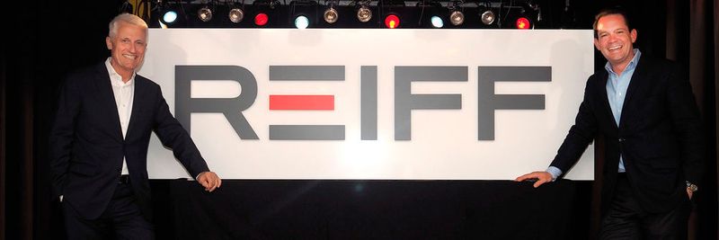 Hubert Reiff (links) und Alec Reiff zeigen das neue Logo.
