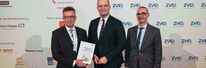 Dr. Klaus Mittelbach (l.), Vorsitzender der ZVEI-Geschäftsführung, und Hans-Peter Bursig (r.), Geschäftsführer des ZVEI-Fachverbands Elektromedizinische Technik, übergeben 20 Vorschläge für eine erfolgreiche Digitalisierung der Gesundheitsversorgung an Bundesgesundheitsminister Jens Spahn.
