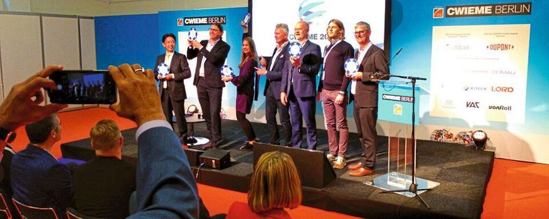 Die Sieger der „Global Awards“ 2019 auf der „Coil Winding, Electric Motor & Transformer Manufacturing Exhibition“. Gleich drei Preise räumte das Startup Volabo ab, Geschäftsführer Adrian Patzak (2.v.l.) und Lena Honsberg, Marketing Volabo, nahmen die Preise in Berlin entgegen.
