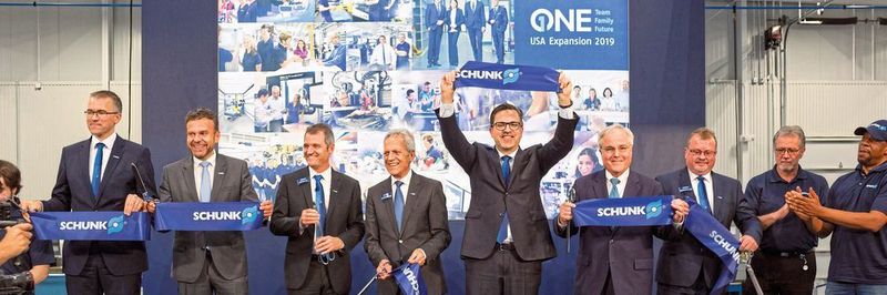 One Team – One Family – One Future: Mit einem Festakt hat Schunk Anfang Mai den Neubau am Standort Morrisville eröffnet. Zusammen mit den Neubauten in Brackenheim-Hausen und Mengen wird Schunk bis Mitte 2020 insgesamt 85 Mio. Euro in seine Standorte investieren.