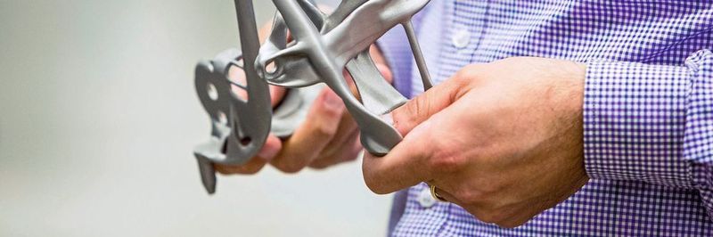 Für die Entwicklung einer Sitzhalterung legten die Konstrukteure bei GM zunächst die Einschränkungen fest. Die Software Autodesk Fusion 360 nutzt dann einen Algorithmus zur Analyse und Bewertung aller möglichen Design-Vorschläge.
