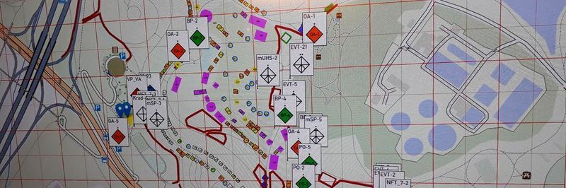 Eine digitale Lagekarte in der Kommandozentrale zeigt stets in Echtzeit die Positionen der beteiligten Polizei-, Feuerwehr-, Rettungs- und Ordnungskräfte. Die Trackerdaten werden dabei via LoRa übertragen.