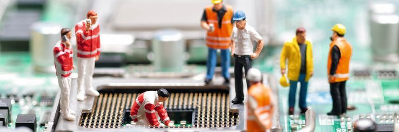 Aufbereiten statt wegwerfen: Das Refurbishing gebrauchter Rechner liegt voll im Trend, da es Energie spart und Ressourcen schont.