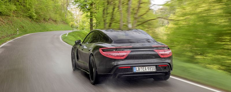 Der Porsche Taycan muss in den Wäldern um Weisach zeigen, dass er ein echter Porsche ist.