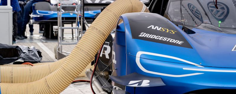 Damit die Batterie des VW ID R beim Laden nicht überhitzt, wird diese an eine Kühlanlage angeschlossen.
