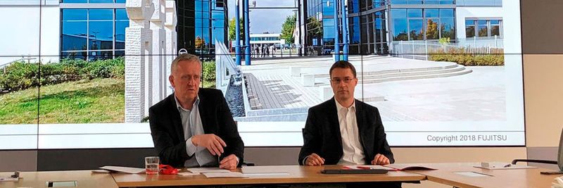 Rupert Lehner, Head of Central Europe (l. mit Pressesprecher Michael Erhard), skizziert den Weg, den Fujitsu in der DACH-Region künftig gehen will.