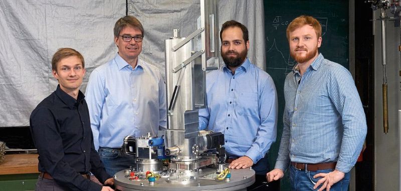 Die Gründer von kiutra mit ihrem innovativen Tieftemperaturkuehler: Alexander Regnat, Prof. Christian Pfleiderer, Jan Spallek und Tomek Schulz (vlnr).