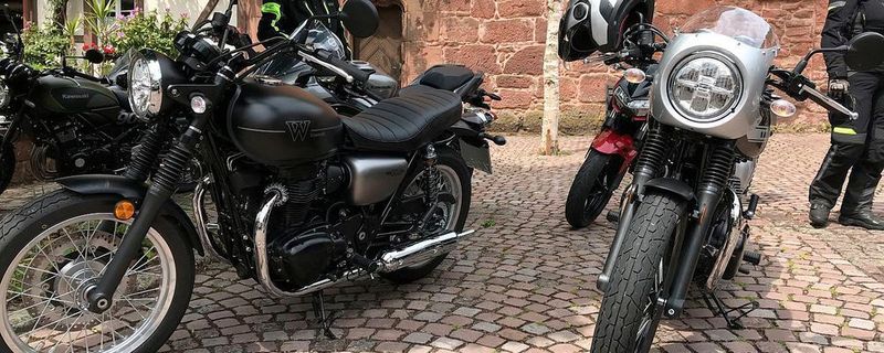 Kawasaki bietet die W 800 in zwei Versionen an: Street (links) und Café.