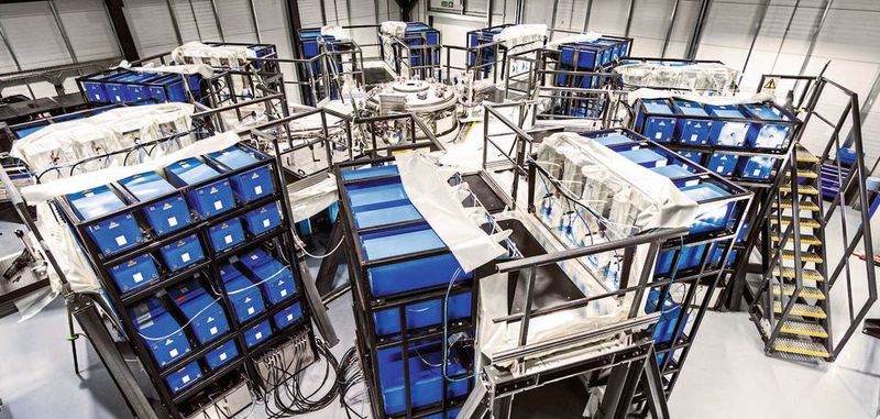 Für das Experiment wurde zum elektromagnetischen Abschießen der Projektile „Maschine 3“ konstruiert: Die Vakuumkammer ist umgeben von 192 Kondensatoren.